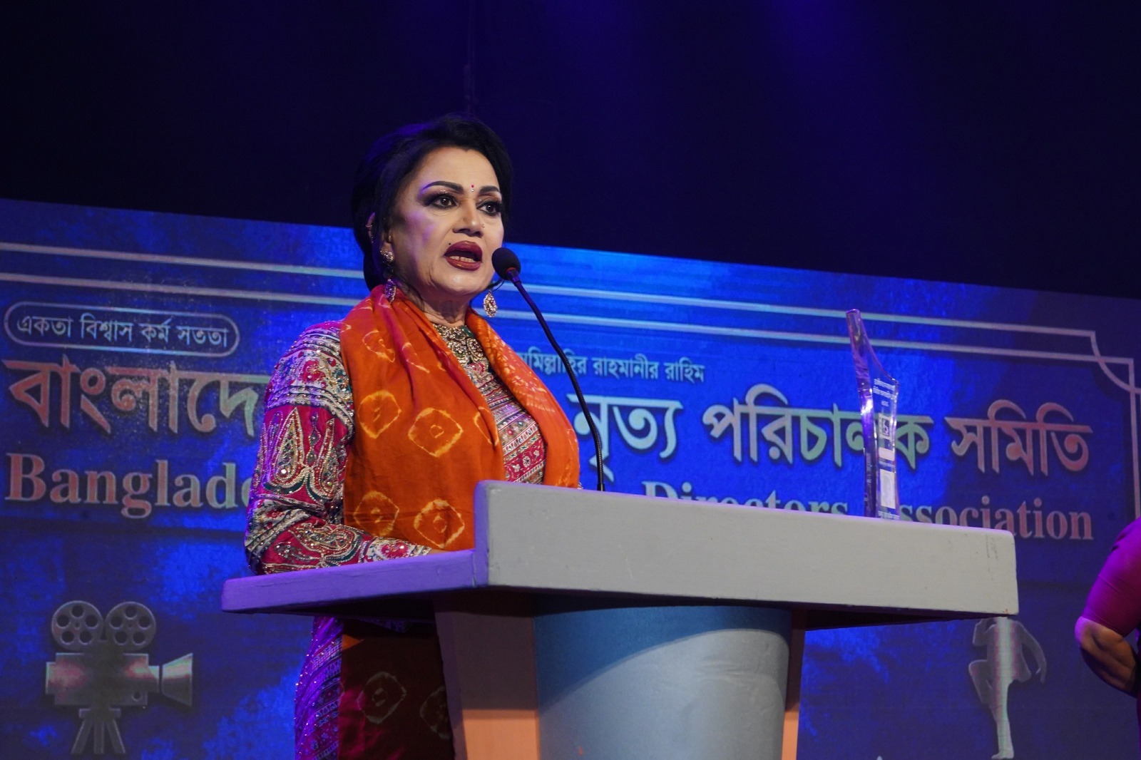 চলচ্চিত্র নৃত্য পরিচালক সমিতির শপথগ্রহণে আজীবন সম্মাননা পেলেন নূতন